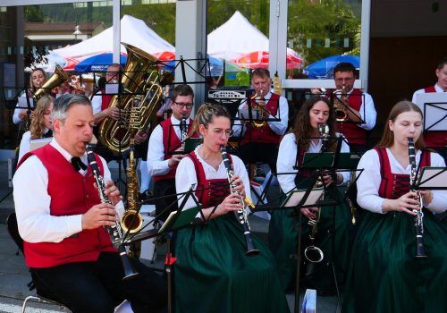 Der Schützenmusikverein Sulz spielte an Fronleichnam beim Frühschoppen am Schulplatz Muntlix. Harmoniemusik Muntlix