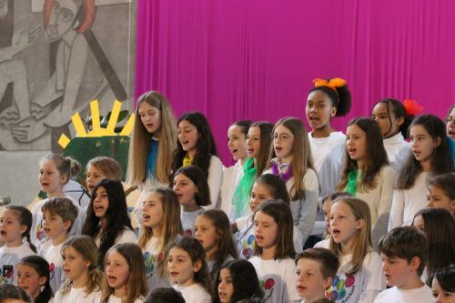 Der Schulchor Rohrbach und die Singing Friends sangen gemeinsam. Mäser