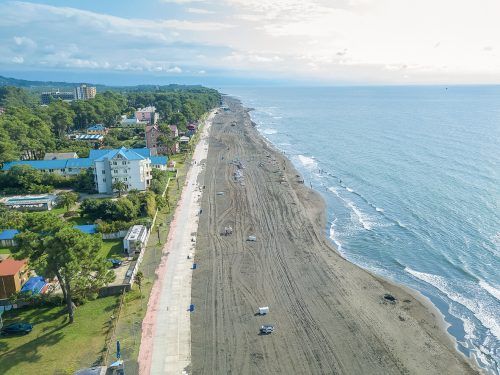 Der schwarze Sand enthält eine hohe Konzentration an Magnetit. Shutterstock