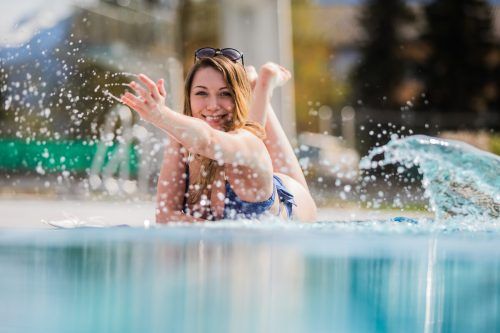 Der Sommer – wie wird er heuer? Viktoria aus Feldkirch jedenfalls hofft auf viele Sonnentage im Freibad.  VN/Steurer
