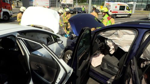 Die ausgelösten Airbags in den am Unfall beteiligten Fahrzeugen verhinderten Schlimmeres. m. shourtót