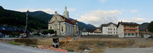 Die Baugrube im Bezauer Zentrum markiert den Beginn einer umfassenden Veränderung.  STp/2