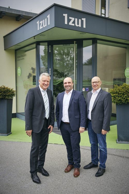 Die beiden Gründer Wolfgang Humml (l.) und Hannes Hämmerle (r.) übergeben die Geschäftsführung von 1zu1 an den langjährigen Vertriebsleiter Thomas Kohler. Darko Todorovic