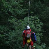 Hundert Meter in Bachbett abgestürzt