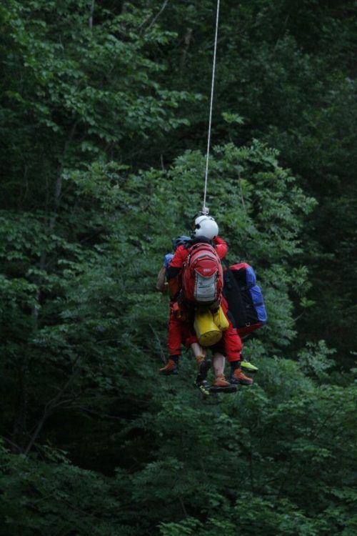 Die Bergrettung und die Einsatzkräfte des Notarzthubschraubers bargen den Verletzten mittels Tau.  vlach