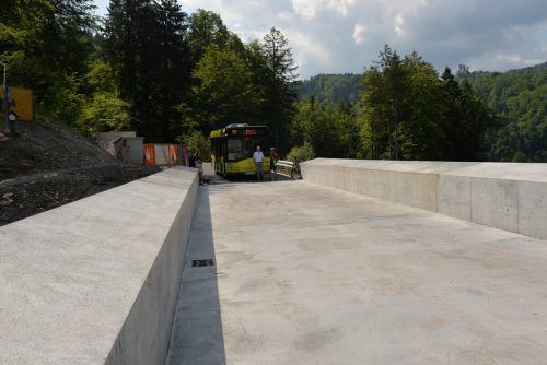 Die Betonkante, die die Brücke begrenzt, ist nicht hoch, aber breit und flach. Lädt sie dazu ein hinaufzusteigen?  Stadt
