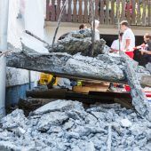 Balkon stürzte auf einen Pensionisten