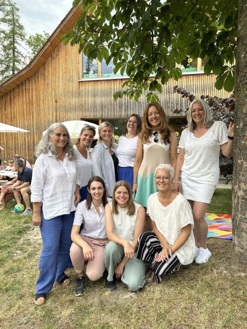 Die Betreuerinnen der Kinderbetreuung mit Bettina Beer, Mitbegründerin Sonja Kohler und Evelin Thurnher (Stadt Dornbirn).  heron
