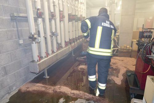 Die Betriebsfeuerwehr und die Feuerwehr Rankweil banden die noch unbestimmte Menge an ausgetretenem Öl.  d. mathis