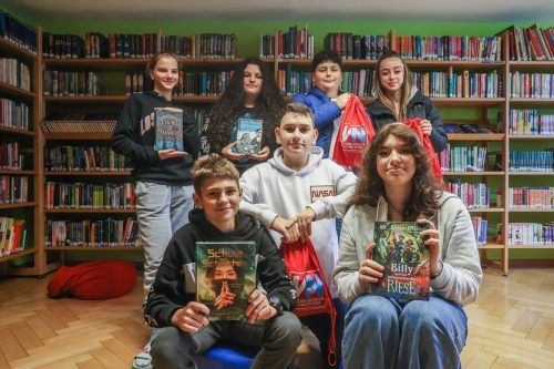 Die Bücherguides der Mittelschule Bludenz sind schon auf die Buch am Bach neugierig. Sie lesen sich gerade in die Materie ein.  VN/Steurer