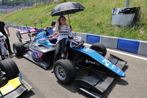 Die Deutsche Sophia Flörsch ist in der Formel 3 unterwegs.