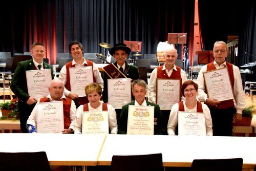 Die Dorfmusik Bürserberg nahm ihr Jubiläumskonzert zum Anlass, um langjährige Mitglieder zu ehren. sco