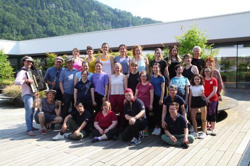 Die eindrucksvolle Darbietung „Collage“ nützt die Kraft des Tanzes, um Brücken zwischen Menschen unterschiedlicher Fähigkeiten zu bauen. Tanzhaus Hohenems und Die Schurken/Ivo Selner