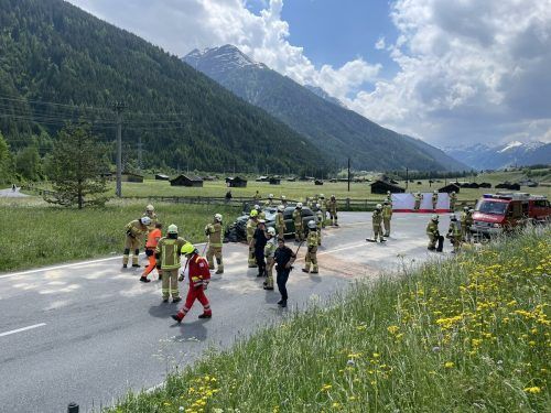 Die Einsatzkräfte am Unfallort im tirolerischen Pettneu. feuerwehr Pettneu