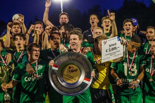 Die Freude bei den Kickern des VfB Hohenems nach dem 3:1-Erfolg im Finale um den VFV-Meistertitel kannte keine Grenzen. steurer
