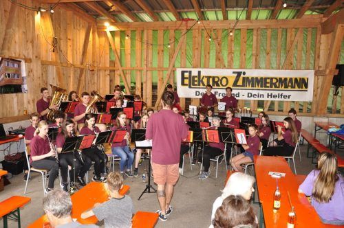 Die Harmoniemusik Tisis-Tosters lädt an diesem Wochenende zum Waldfest.