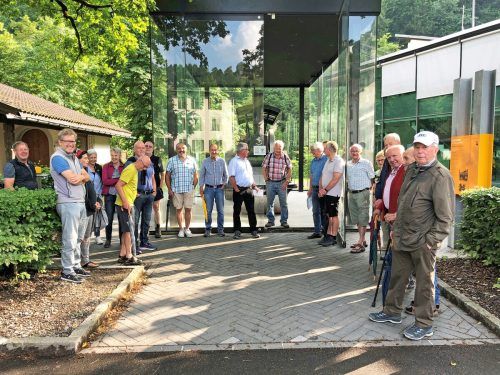 Die interessierte Gruppe vor der fast hundertjährigen J. A. Maffei-Walze bei der Talstation der Karrenseilbahn. lcf