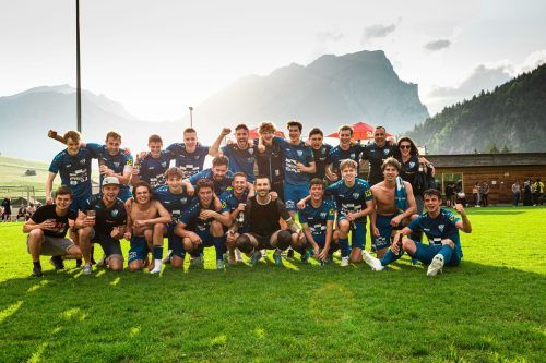 Die Kicker vom FC Raiffeisen Au sind Meister in der 2. Landesklasse und sicherten den Aufstieg. SIHA