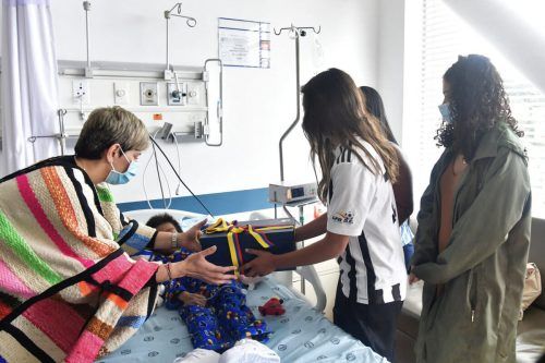 Die Kinder sollen voraussichtlich noch zwei bis drei Wochen im Krankenhaus bleiben.  ap