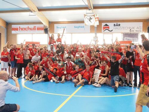 Die knapp 100 Fans feierten mit den Cracks des RHC Wolfurt frenetisch den Nati-B-Meistertitel und den sofortigen Wiederaufstieg in die höchste Schweizer Spielklasse.  Verein