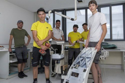 Die Lehrlinge von I+R Gruppe halfen beim Abbau der Zahnarztpraxis in Lauterach.  VN/Paulitsch