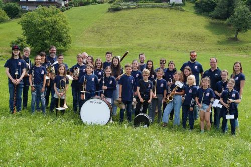 Die Mädchen und Buben der Musikfabrik unterhalten die Besucher. franziskanerlkloster