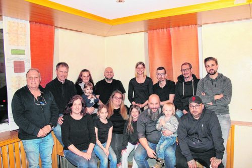 Die Mitglieder des neu gegründeten Vereins Unterländer Höllatüfl.  Höllatüfl