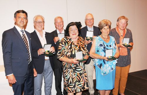 Die neuen Träger des Ehrenzeichens der Marktgemeinde Hard: Elisabeth Kleinbichler, Herlinde Marosch, Herbert Fitz, Irmgard Fritz, Urs Riesner, Hugo Rogginer mit Bürgermeister Martin Staudinger (v. r.). AJK