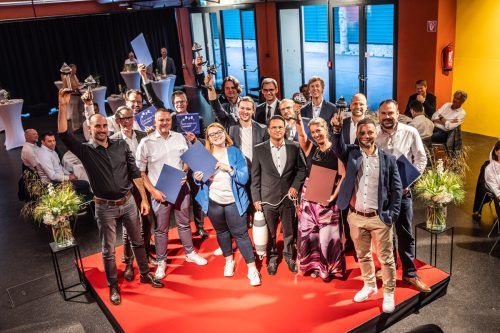 Die Preisträger des Innovationspreises 2023 wurden von den Auslobern des Preises, Land Vorarlberg und Wirtschaftskammer auf die Bühne geholt. FA/Sams