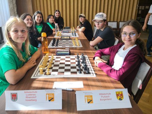 Die Schülerinnen aus Lustenau (links) vor ihren Spielen gegen die Gastgeber aus dem Burgenland. 
