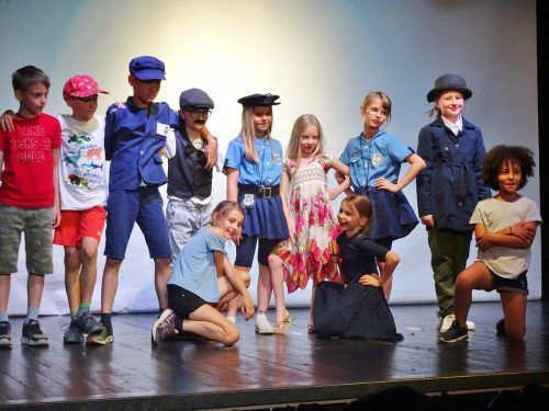 Die TIK-Kids begeisterten mit ihrem ersten Theaterstück „Bonny und Clyde im Museum“ das Publikum. cth/2