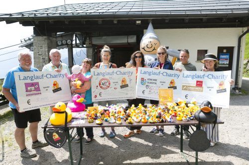Die Veranstalter freuten sich über den vollen Spendentopf. netz für kinder