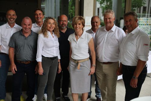 Die Vorstandsmitglieder Peter Scrivener, Hans Dunst, Thomas Amann, Christel Schwendinger, Christoph Zimmermann, Steffie Schuster, Werner Eberle, Präsident Walter Hlebayna und Stefan Jochum. Hartinger