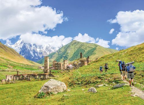 Die Wanderung von Mestia nach Ushguli bietet kulturelle und landschaftliche Schätze. GNTA