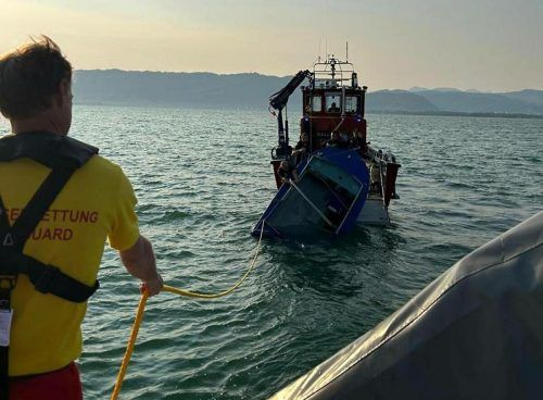 Die Wasserrettung und die Feuerwehr mit ihrem Boot „Föhn“ bargen das gekenterte Boot. Vorarlberger Wasserrettung