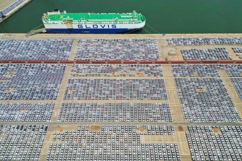 Dieses Luftbild zeigt Tausende von Autos, die im Hafen von Yantai in der ostchinesischen Provinz Shandong für den Export vorbereitet werden. afp
