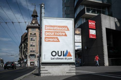 Dieses Plakat in Lausanne wirbt für ein Ja zum Klimaschutzgesetz. AFP