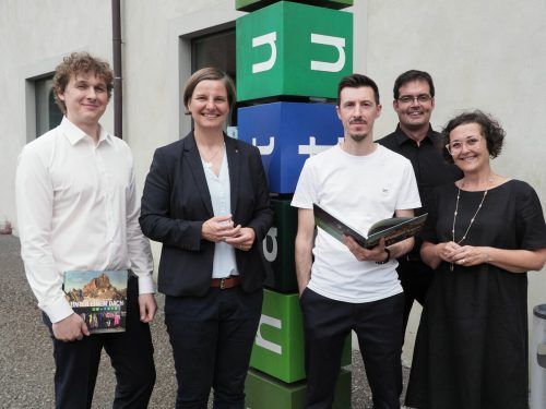 Direktorin Ruth Swoboda und Teamleiterin Anette Herburger (Bereich Forschung) mit Ausstellungskurator Mathias Gort und den Moderatoren-Museumspädagogen Dominik Gabriel und Beat Grabherr (r.) bei der Jubiläumsfeier. Sie