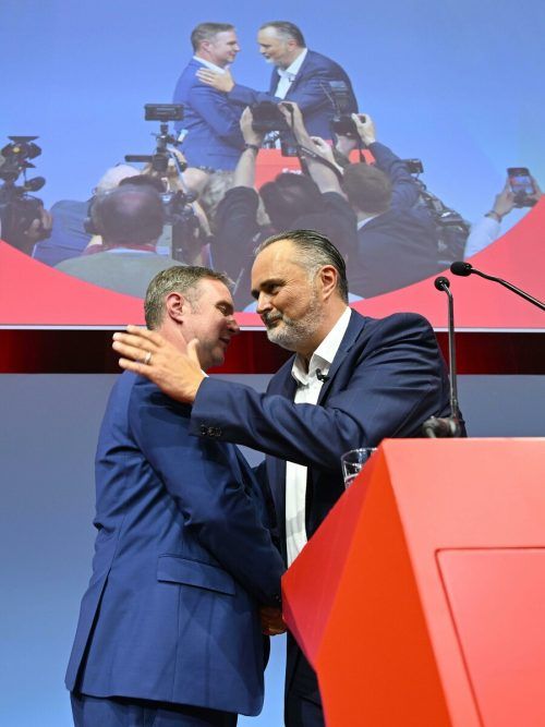 Doskozil (r.) und Babler nach der Kampfabstimmung. APA/FOHRINGER