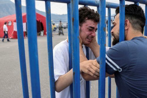 Ein Bild für die Geschichtsbücher: Mohammad (l.) überlebte das Unglück und traf danach seinen Bruder wieder. REUTERS