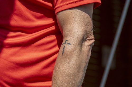 Ein Kreuz ziert auch den linken Unterarm von Trainer Markus Mader.