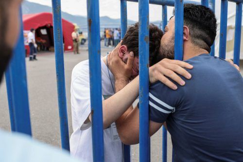 Ein Überlebender umarmt einen Angehörigen in Kalamata, Griechenland.  Reuters
