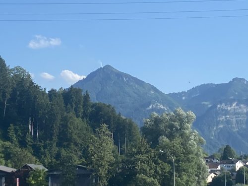 Eine kleine Rauchwolke konnte oberhalb der Staufenspitze vermerkt werden. rauch