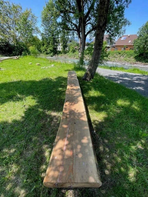 Eine schattige Holzbank lädt die Eltern und Kinder auf dem Spielplatz zum Ausruhen ein. VN/HE(4)