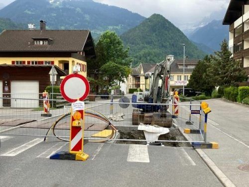 Es werden Reparaturen am Glasfaserkabel vorgenommen. str