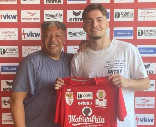 FCD-Sportdirektor Eric Orie mit Anteo Fetahu, der die Rothosen verstärken soll. FCD
