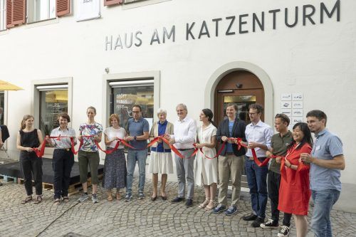 Feierlich knüpften zehn Organisationen am „Haus am Katzenturm“ ein symbolisches Band. Maurice Shourot