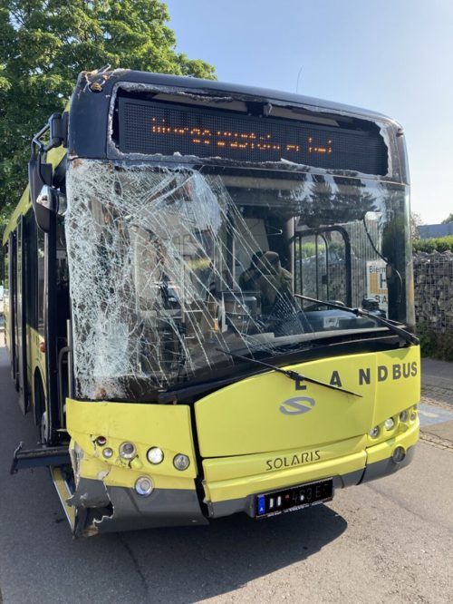 An dem Landbus entstand erheblicher Sachschaden, die rechte Seite wurde ziemlich ramponiert.  polizei