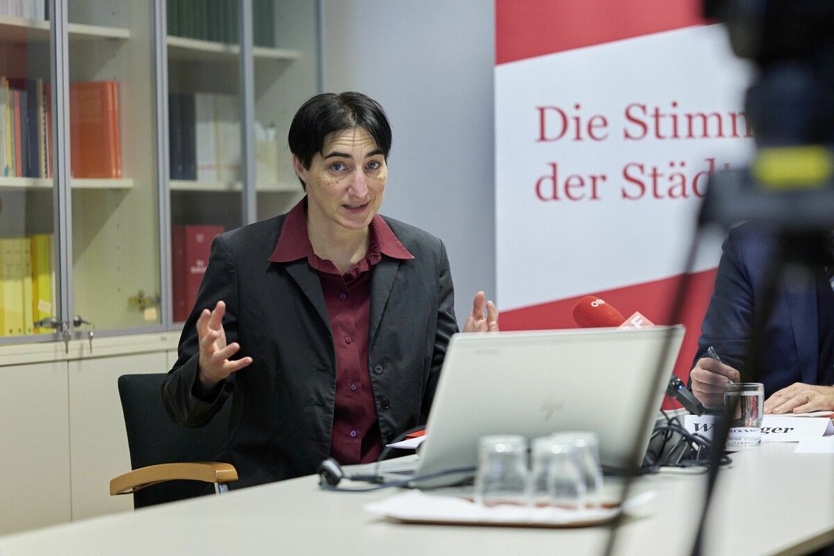 Karoline Mitterer vom Zentrum für Verwaltungsforschung erläutert Vorarlberger Spezifika. Städtebund/Markus Wache