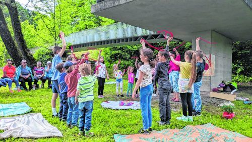 Flammentanz bei der Maiandacht. Kapellenverein Fraxern